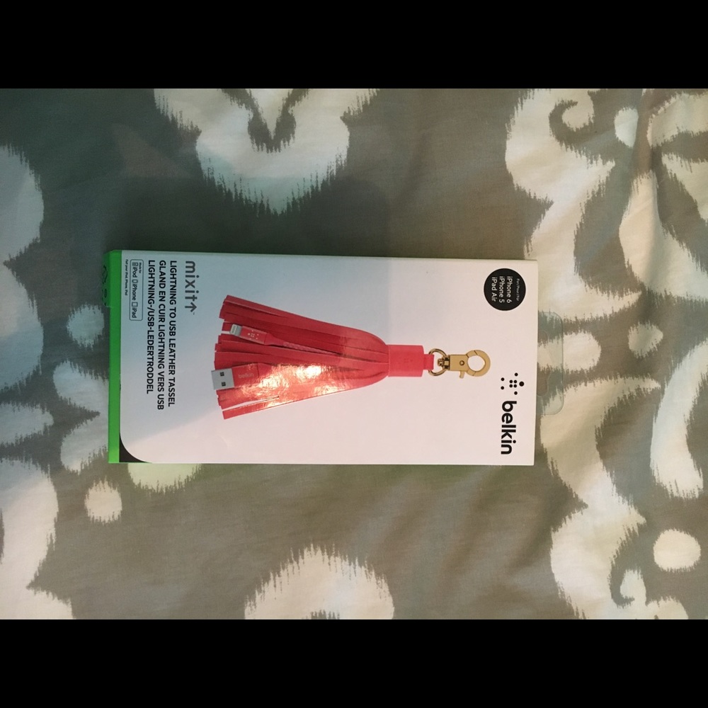 NWT iPhone 5/6/6s/7/8 charger key chain